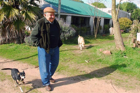 Mujica dona 90% de su sueldo de 260.000 pesos uruguayos (unos US$13.600) a organizaciones sociales.