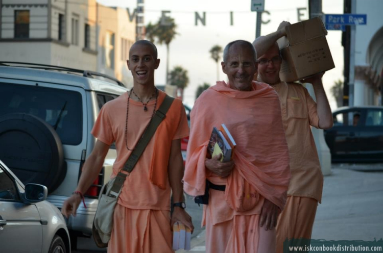 Kavichandra Swami lleva devotos en la distribución de libros en Hollywood, California