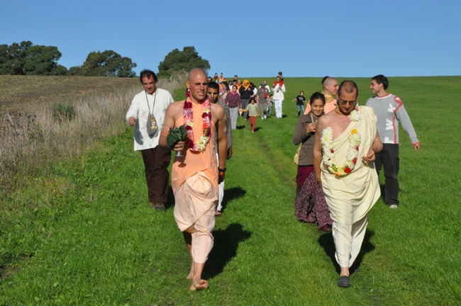 Sriman Mahajan das (derecha) encabezando la procesión sobre las tierras adquiridas