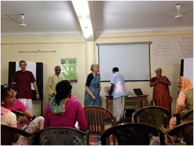 Grupo de Vision Grihastha dictando el seminario: 4 Estrategias para reforzar el Grihastha Asrama  por Uttama Dasi, Partha Dasa, Krsnanandini Dasi y Tariq Prabhu.