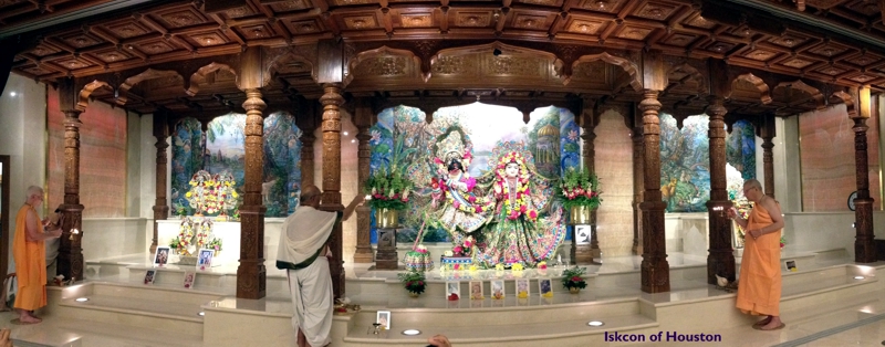 El espléndido nuevo altar de ISKCON Houston, en una vista panorámica.