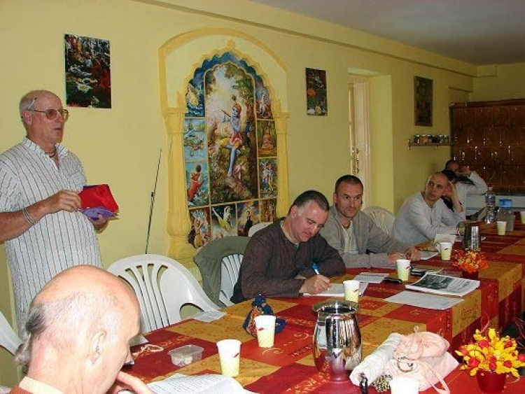  Syamasundara Das (centro, escribiendo) en la primera conferencia anual de la granja ISKCON en 2008 en Krishna-valle, Hungría.