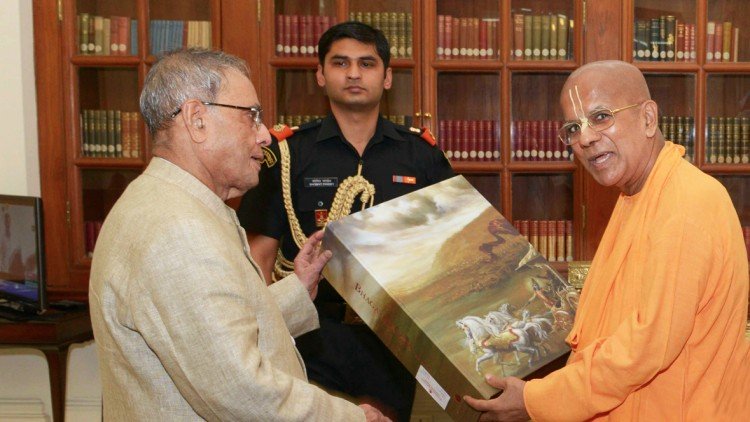 El presidente de la India recibiendo de Gopal Krishna Goswami la finísima edición de lujo del Bhagavad Gita "tal como es"