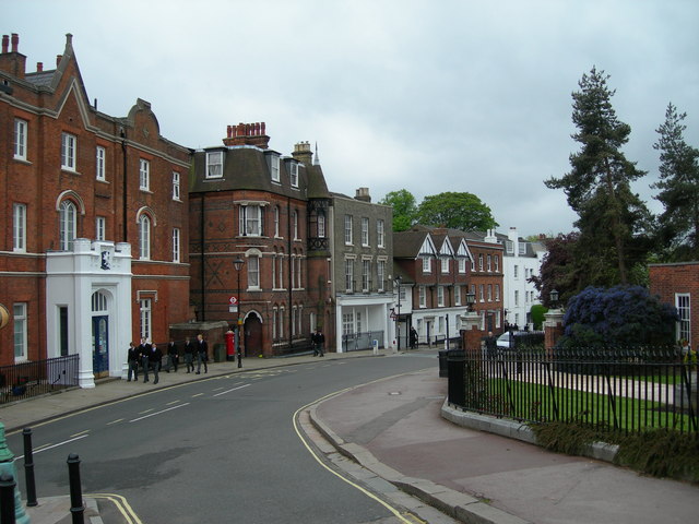 Un Colorido y limpio  barrio típico en Harrow, sede de la famosa escuela del mismo nombre