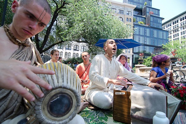 El nuevo Ashram de Harinama de New York  trae el Maha-Mantra a las calles
