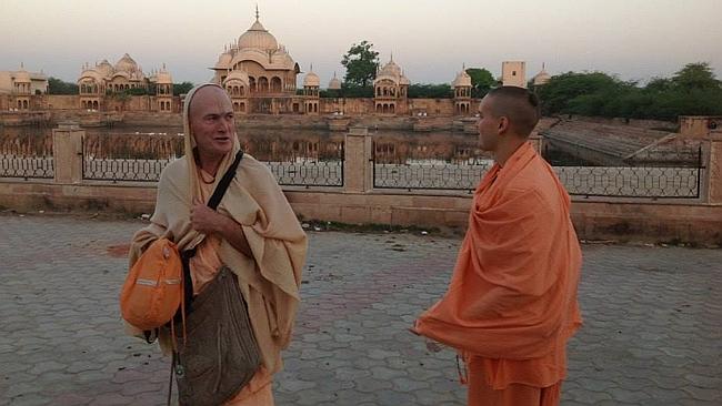 El actor ahora peregrinando por el sagrado lugar se Kusum sarovara en Vrindaban India