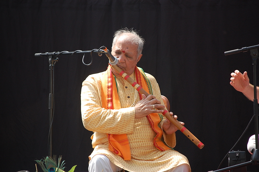 El legendario flautista Hariprasad Chaurasia haciendo su presentación 