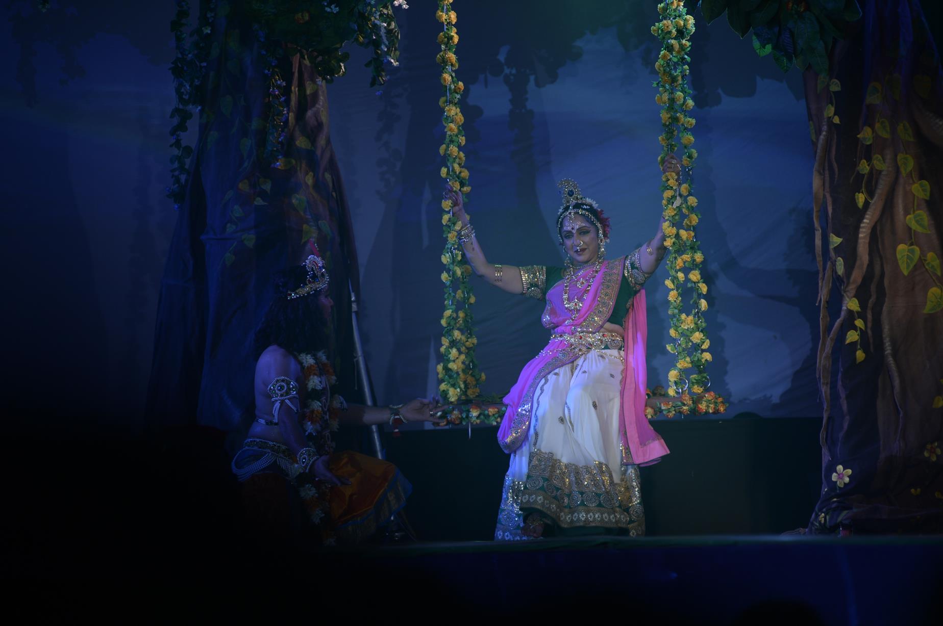 Hema Malini actriz de Bolywood y miembro de ISKCON realiza bailes de los pasatiempos de Krishna