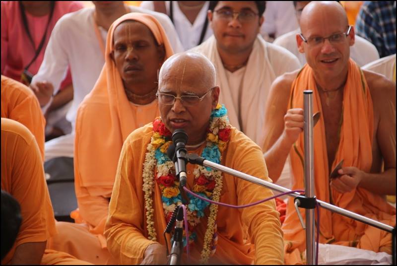 Lokanath Swami leads kirtan