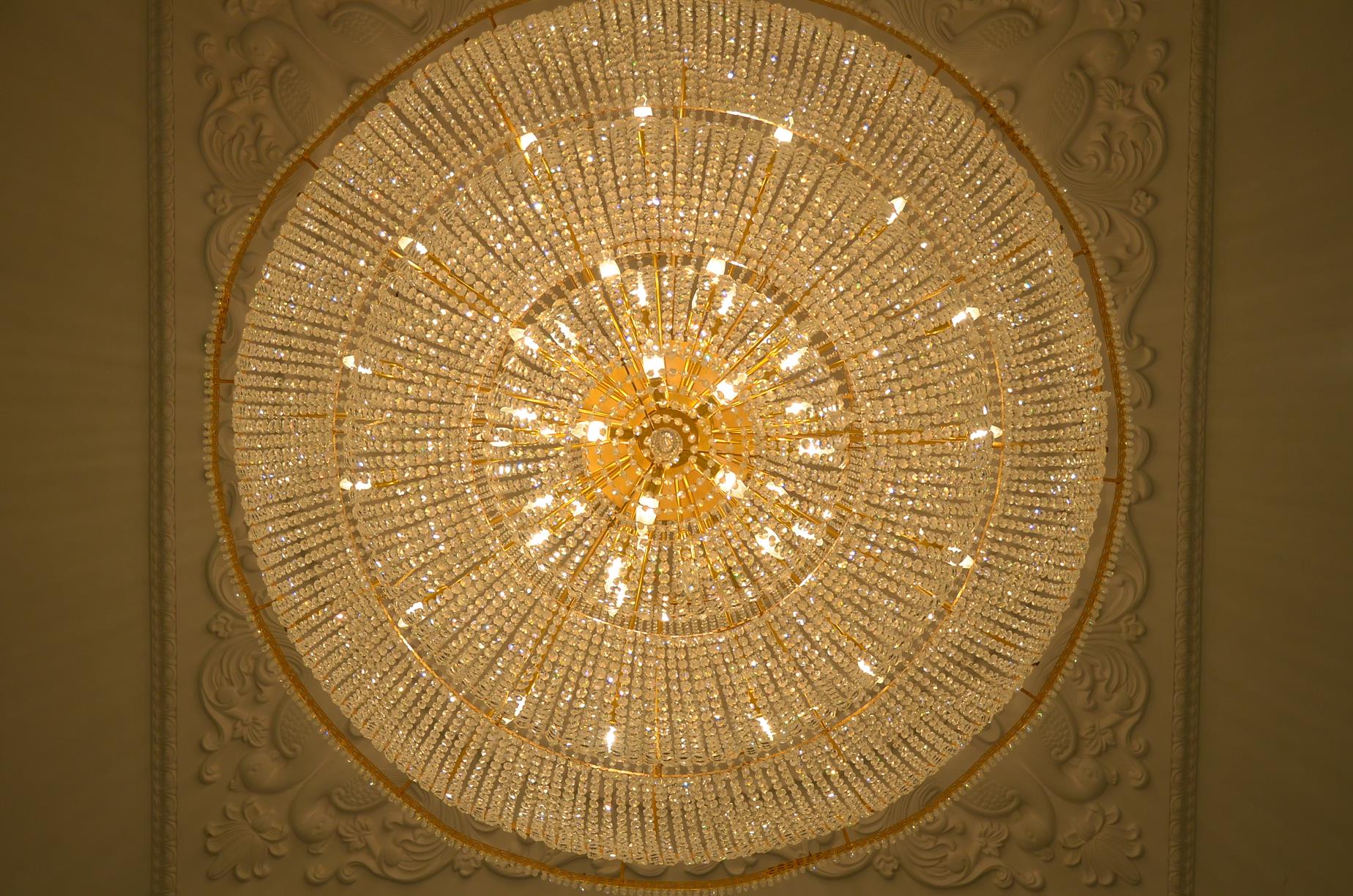 Una de las impresionantes arañas de iluminación que penden de la cúpula del templo