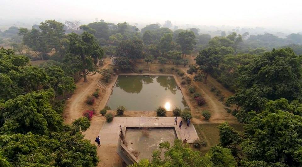 it's situated on the opposite side of Govardhan Hill to the place of Indra Puja and Airavata Footprint