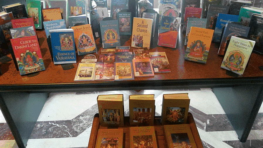 Un set completo de los libros de Srila Prabhupada en la Universidad Al Akhawayan en Marruecos