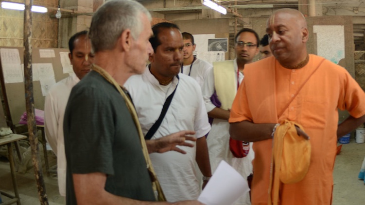 Devamrta Swami recorre la edificación del templo del planetario Védico