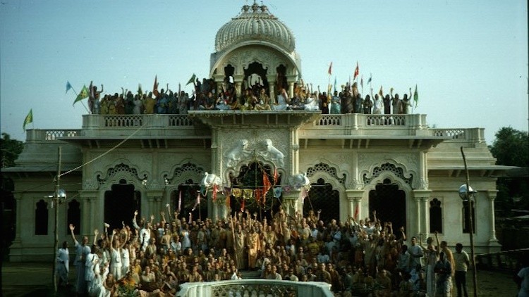 Los devotos se reúnen fuera de Krishna Balarama Mandir en su inauguración en 1975