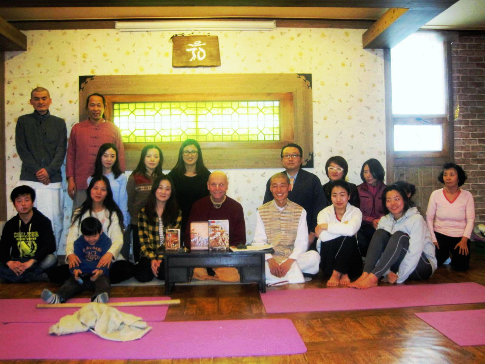 Los devotos coreanos felices con la edición del Bhagavad gita "tal como es" en coreano
