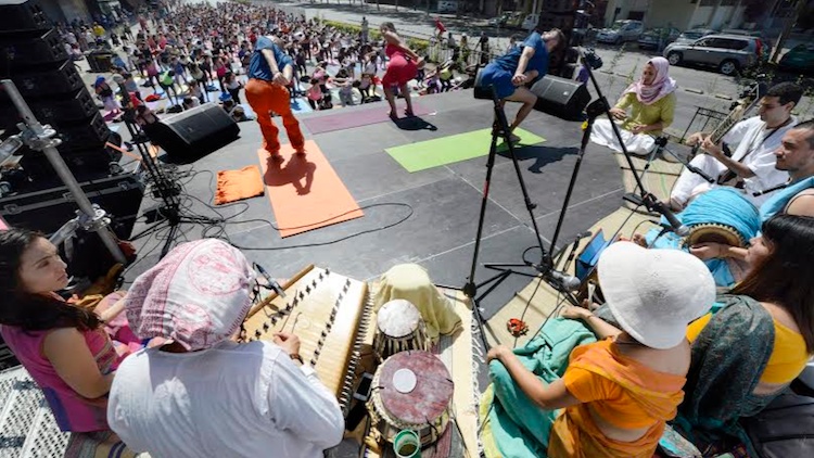 Krishna Sambhanda tocando en un evento masivo de Yoga