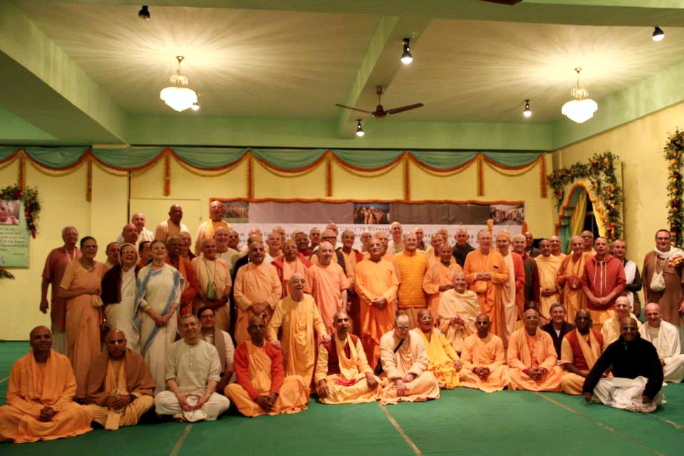 Foto en conjunto de todos los GBC, Gurus y Devotos mayores al final del dia 3 de la reunión Sadhu Sanga 
