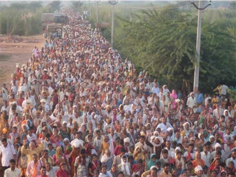 Miles de personas marchan hacia Delhi en 2013
