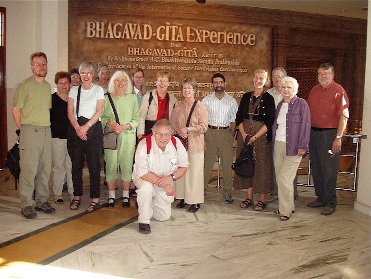 Un grupo de turistas occidentales plantean fuera de la Experiencia Bhagavad-gita