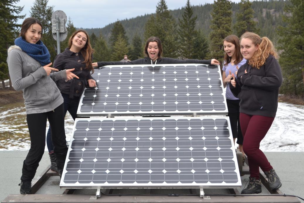 Estudiantes de la secundaria instalaron paneles solares