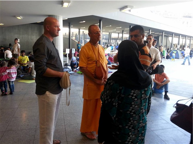 Sivaram Swami habla con algunos refugiados en la estación de trenes de Budapest