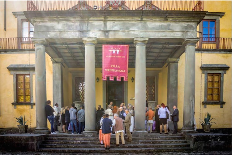 LA Fachada de MOSA, localizada en el ala histórica del siglo 161 en Villa Vrindaban