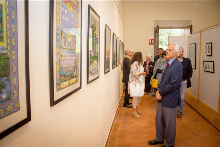 EL embajador de la India en Italia, Basant K. Gupta, vindo cuadros del Bhagavad Gita