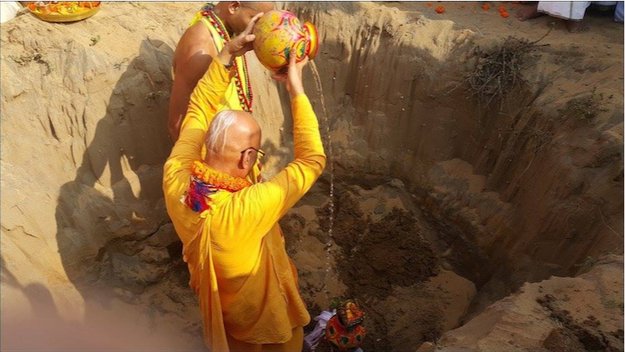 Su Santidad Lokanatha Swami colocando la Deidad de Ananta sesa como piedra fundamental.