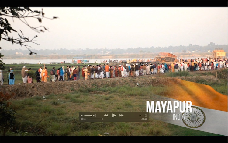 La apertura de la escena en Sri Mayapur dham