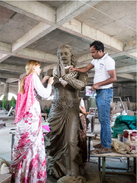 Esculpir un murti de Indra, el rey de los semidioses, que ruega a Señor Nrsimhadeva
