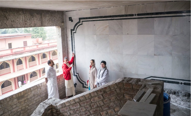 El director Sadhbuja Das muestra a los visitantes el mármol blanco de Rajastán se utiliza para el revestimiento de las escaleras
