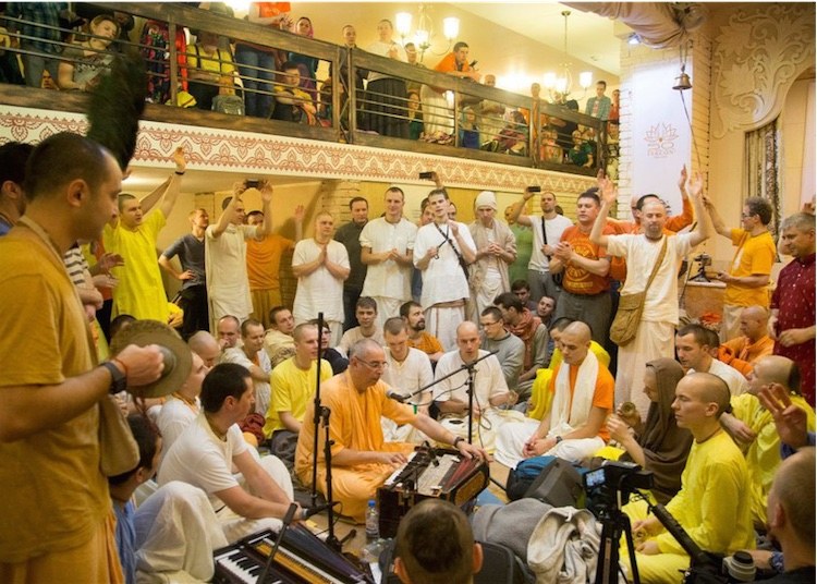 Niranjana Swami canta en la reciente Moscú Kirtan Mela